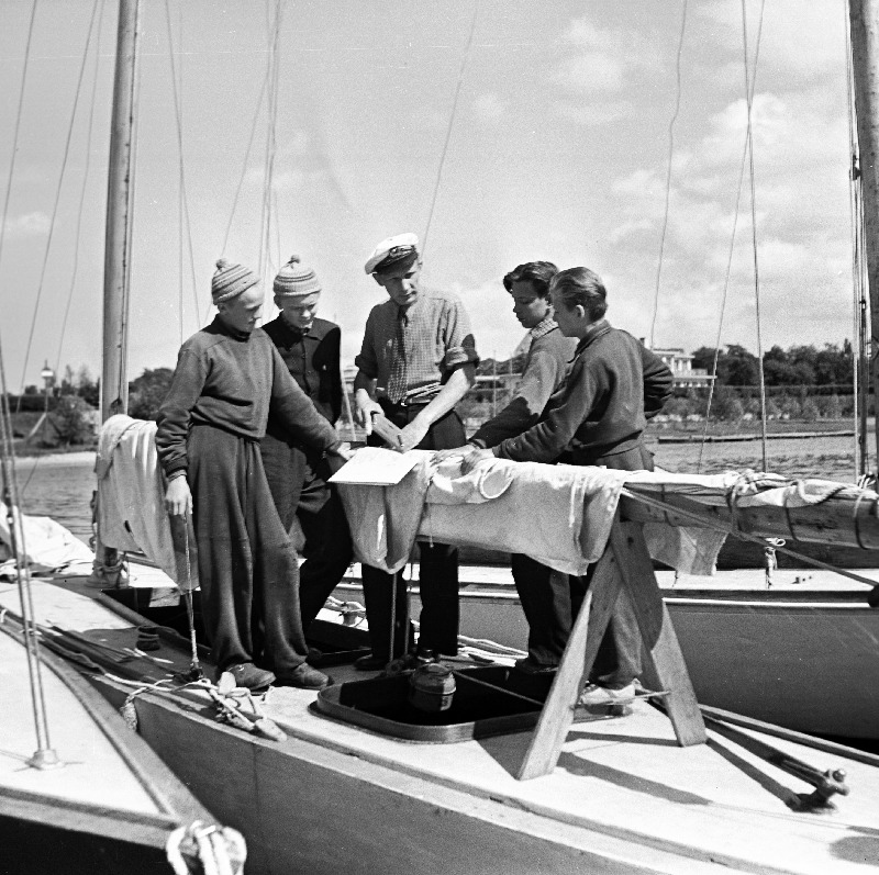 ENSV Purjespordiföderatsiooni esimees Olev Eensalu (vasakult kolmas) noori purjetajaid juhendamas.