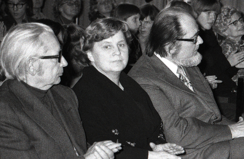 Kirjanik Ellen Niidu 50. sünnipäeva tähistamine Kirjanike Majas. Vasakult: Paul Kuusberg, Ellen Niit, Jaan Kross.