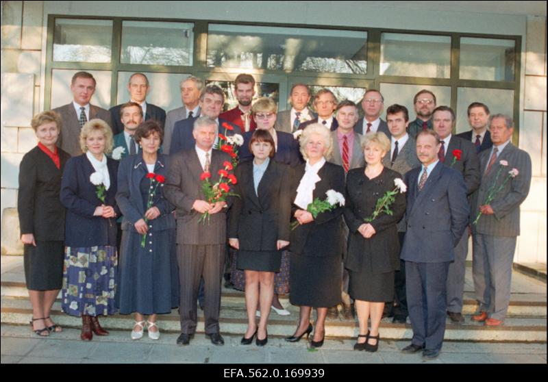 Kuressaare linnavolikogu ja linnavalitsuse liikmed pärast istungit.