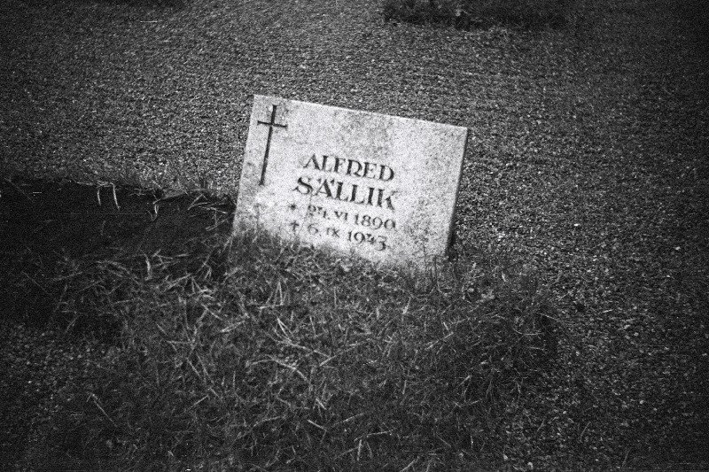 Näitleja ja lavastaja Alfred Sälliku hauatähis Metsakalmistul.