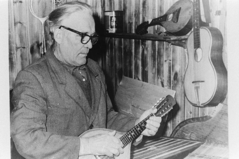 Hiiumaa pillimeister Johannes Sooster proovib omavalmistatud mandoliini.