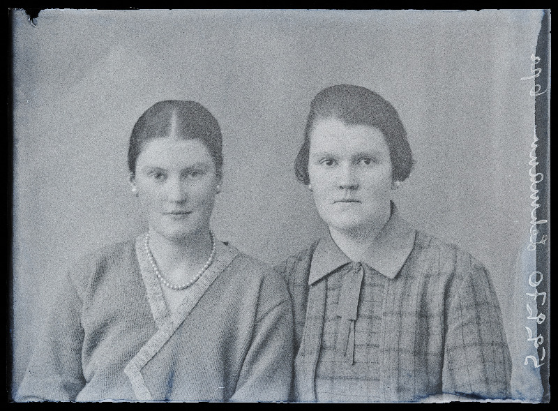 Kaks naist, (foto tellija Lehmann).