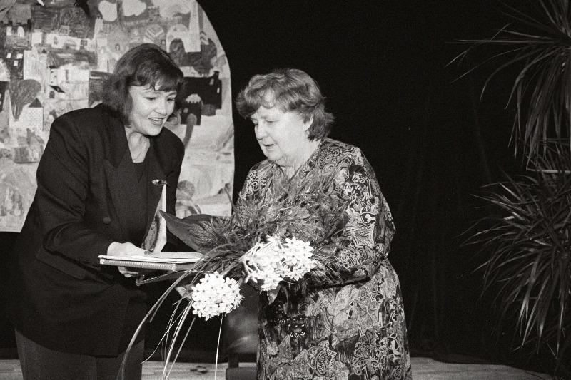 Kultuuriministeeriumi nõunik Epp Eelmaa (vasakul) annab Kirjanike Maja saalis lastekirjanik Ellen Niidule üle IBBY aukirja (rahvusvaheline lastekirjanduse auhind).