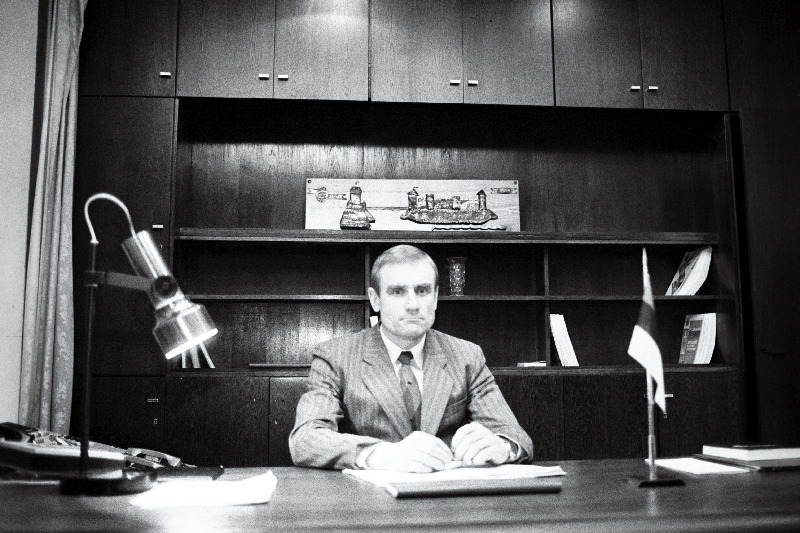 Ants Laaneots kabinetis laua taga.