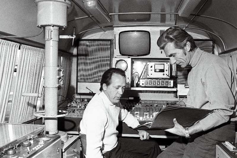 Eesti Raadio stereobussis on ametis saate "Ega amet leiba küsi" autor, kunstiliste saadete toimetuse kommentaator Hubert Veldermann (paremal) ja helirežissöör Vello Meier.