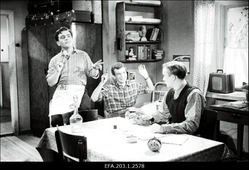 Kaader filmistuudio Tallinnfilm mängufilmist Vihmas ja päikeses, (vasakult) Andrei - Jaanus Orgulas, Viktor - Mikk Mikiver ja Raul - Rein Olmaru.