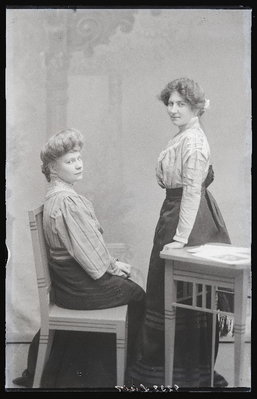 Kaks naist, (foto tellija Lusik).