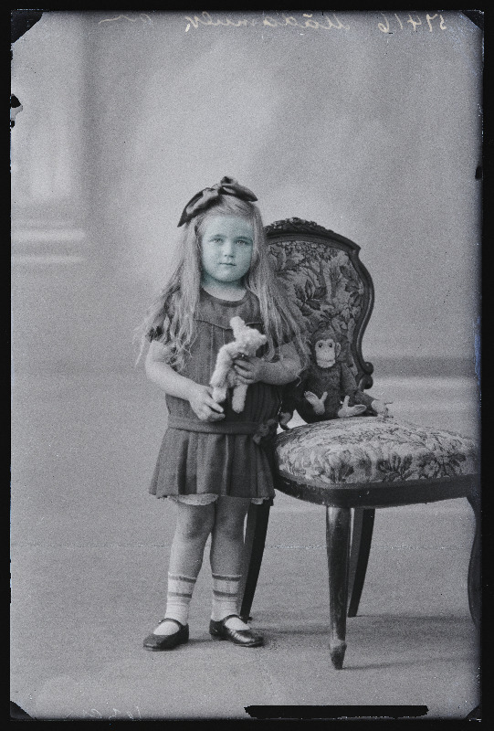 Tüdruk mänguasjadega, (foto tellija Mädamülk).
