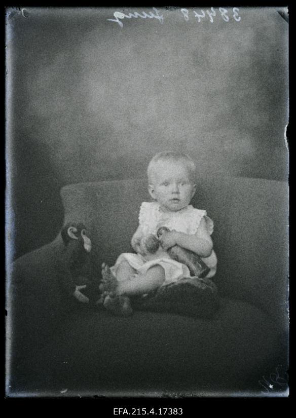 Laps mänguasjadega, (foto tellija Jung).