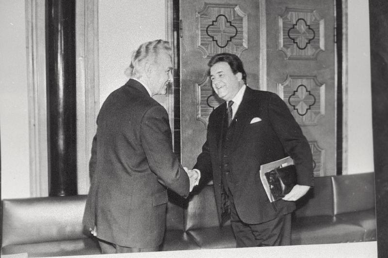 Ülemaailmse Lastekaitse Foorumi president Alan Davis (paremal) vastuvõtul Eesti Vabariigi Ülemnõukogu esimehe Arnold Rüütlijuures.