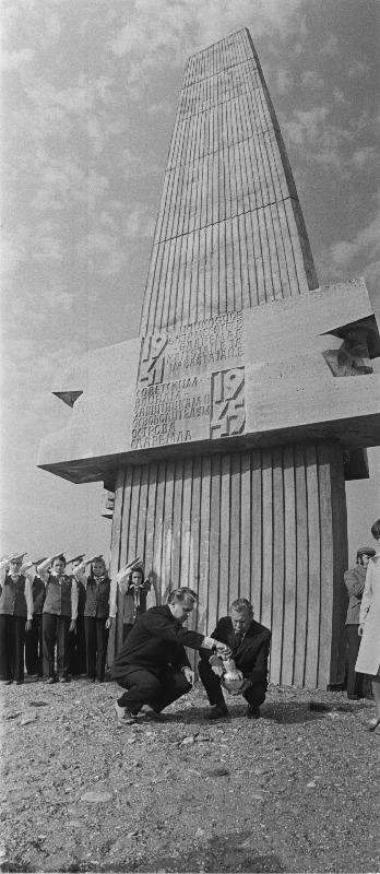 Eesti NSV kunsti- ja kultuuripäevadele Ukraina NSV- sse sõitva delegatsiooniga saadetava Tehumardi mullaga kapsli täitmine Tehumardi monumendi juures.