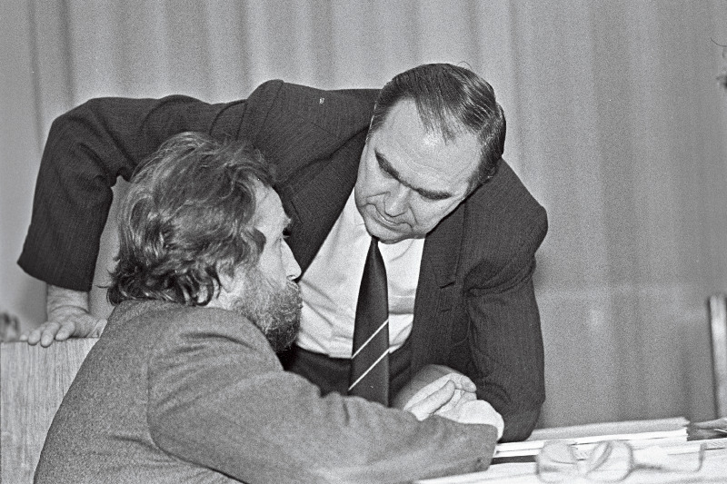 Ülo Vooglaid (vasakul) ja Indrek Toome demokraatliku ühenduse Vaba Eesti koosolekul.