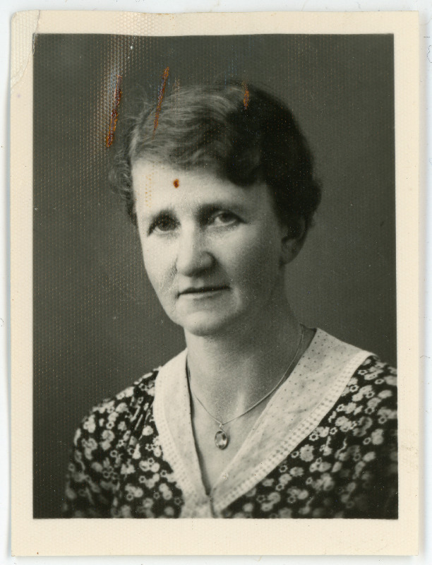Bidder, Hilda, sünd 1887. Portreefoto välispassi saamiseks esitatud avalduse juurde