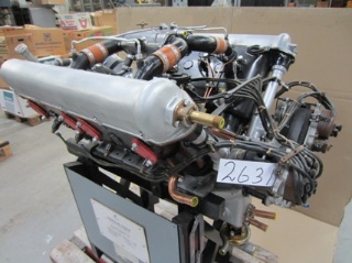 Flymotor (Hispano-Suiza) V-8 - Hispano Suiza nr. 21186
Har i årene 1925-27 været anvendt i Det Danske
Luftfartsselskabs 4-motors Jabiru - Farman F. 121 maskiner.
Disse gik i rutefart på København - Hamburg - Köln og
København - Hamburg.
Motorerne var anbragt 2 på hver side af flyvemaskinen i tandem
(1 trækpropel og 1 trykpropel på hver side).
Vægt: 220 kg. - Kulturstyrelsen