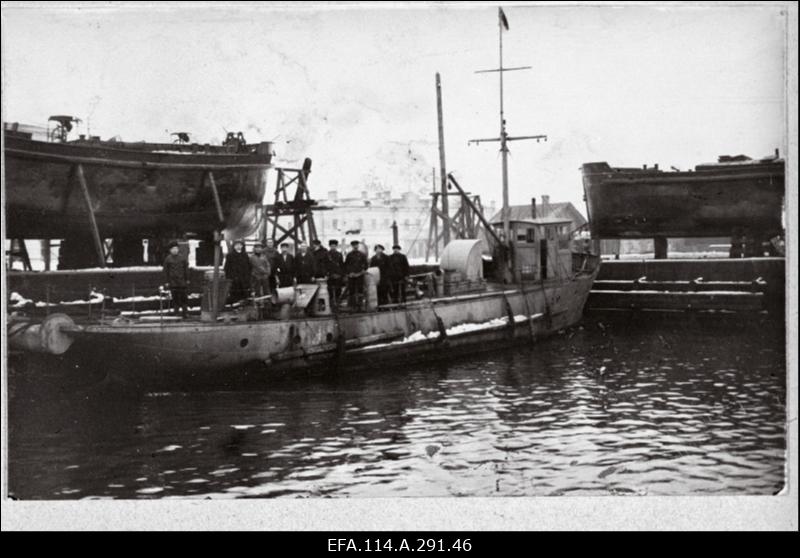 Mereväe I aastapäeva 21.dets.1919.a. puhul kingitud album. Vambola, Lembitu, Lennuk, väiksemad laevad, nende meeskonnad.