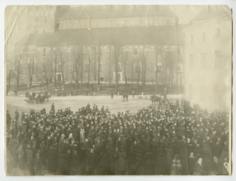 Folksamling vid Åbo domkyrka: "När den 1903 olagligen afsatta Hofrätten sidsta gången kom från Hofrätten hälsad af talrika folkmassan med tal och sång - bilden tagen då Vårt land afsjöngs".