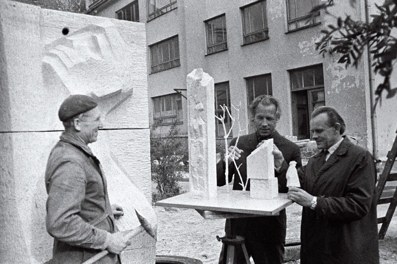 Arhitekt Ü. Sirp (paremalt) skulptor E. Rebane ja kunstifondi skulptuuriateljee meister R. Volk Jõgeva rajooni Siimuste vennaskalmistu monumendi kipsmaketi juures.