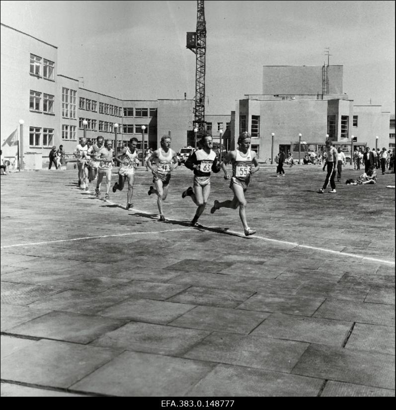 Kadrinas toimunud XV Viru mängude finaalvõistlustel 3000 m jooksu juhib võitjaks tulnud Meelis Veilberg.