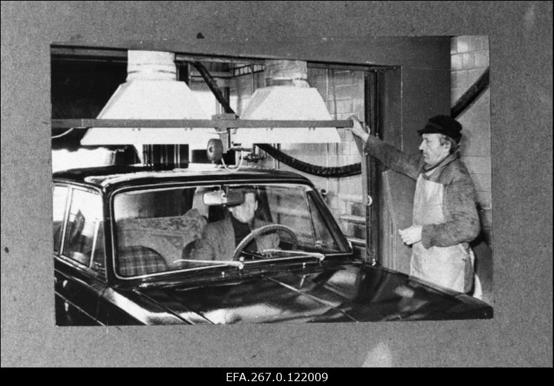 Valga "Žiguli" autode hooldejaama pesulas töötab Jaan Lill.