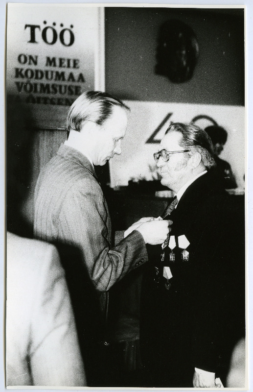 Enn-Arno Sillari 1985. aastal Tartus veterani autasustamas