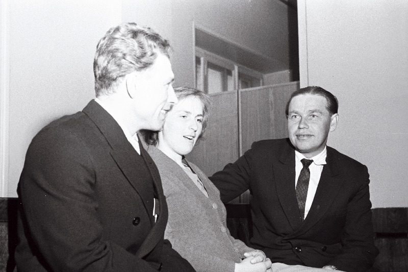 Rahvasaadikud Tapa veduridepoo vedurijuht A. Mogilevtsev, Võru rajooni Vabaduse kolhoosi lüpsja-karjatalitaja Ilme Meister ja Võru rajooni Oktoobri Võidu kolhoosi brigadir A. Tammiste Eesti NSV Ülemnõukogu kuuenda koosseisu istungi vaheajal.