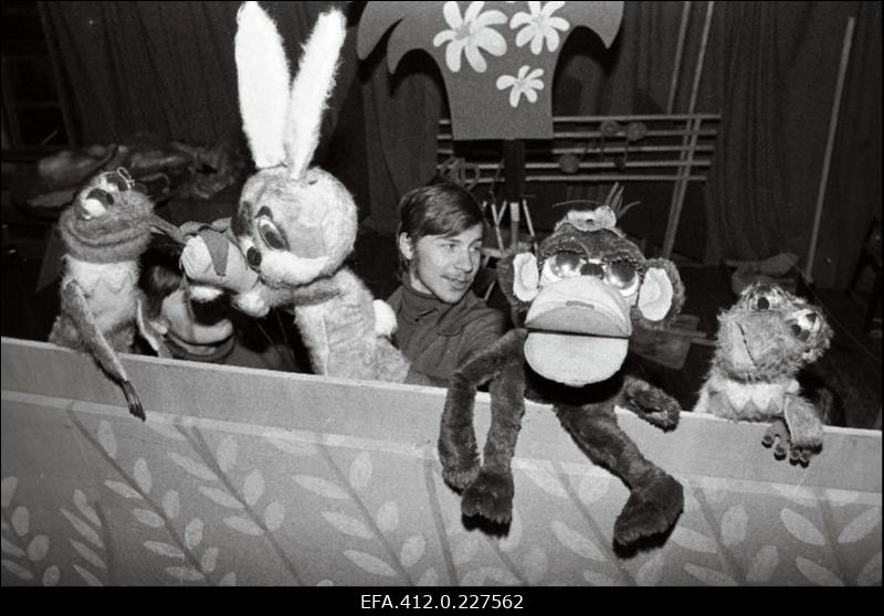 Nukurahvateatri "Kehra nukk" näitlejad nukkudega.