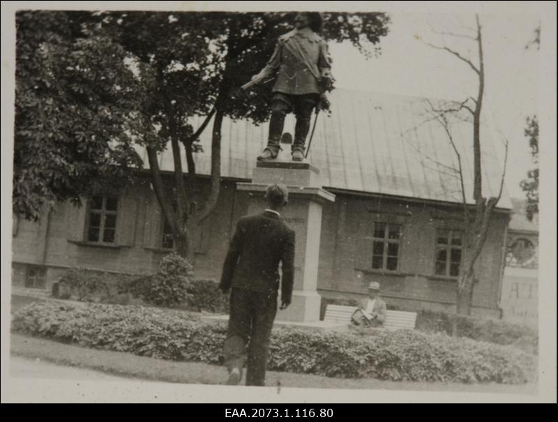 Tõenäoliselt Eduard Roone Tartus Gustav Adolfi kuju ees