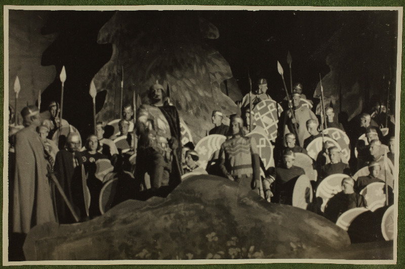 Leo Kalmeti lavastatud vabaõhuetendus "Lembitu" Juhan Sütiste draama "Ristikoerad" ainetel Tallinna laululaval.