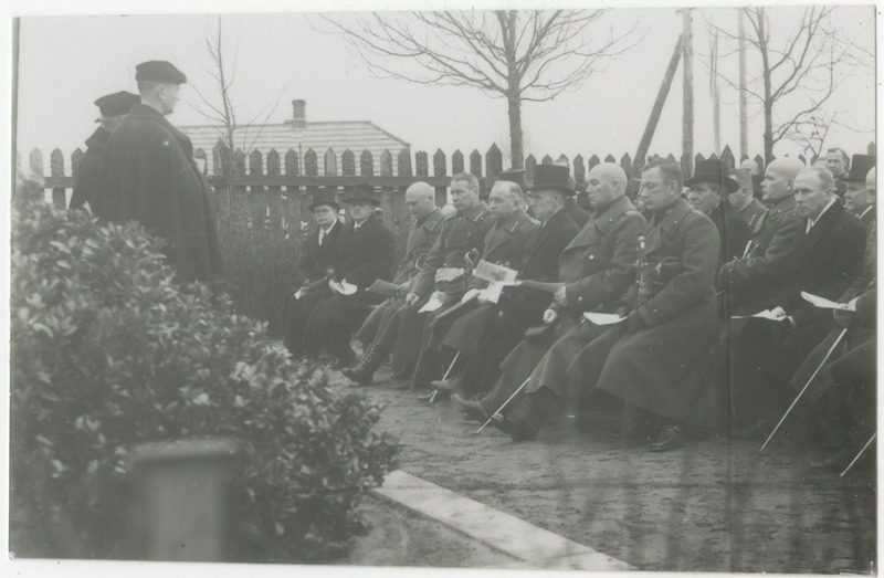 Vabadussõjas langenute mälestussamba avamine Tartu Pauluse surnuaial, külalised kõnet kuulamas