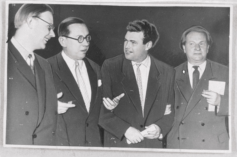 Balti vabariikide nõukogude muusikafestivali-kontserdi vaheajal vestlevad Eesti NSV Heliloojate Liidu liige VI ülemaailmse noorsoofestivali laureaat E. Tamberg, Läti NSV Heliloojate Liidu esimees, Läti NSV teeneline kunstitegelane M. Zarin, Leedu NSV Heliloojate Liidu sekretär E. Balsis ja Läti NSV rahvakunstnik professor J. Ivanov.