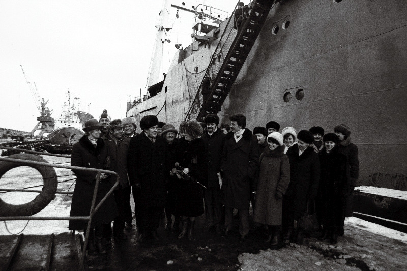 EKP XIX kongressi delegaadid Pärnust tutvuvad tootmiskoondise Eesti Kalatööstus laevadega. Esireas vasakult 3. koondise peadirektor Hugo Maide.