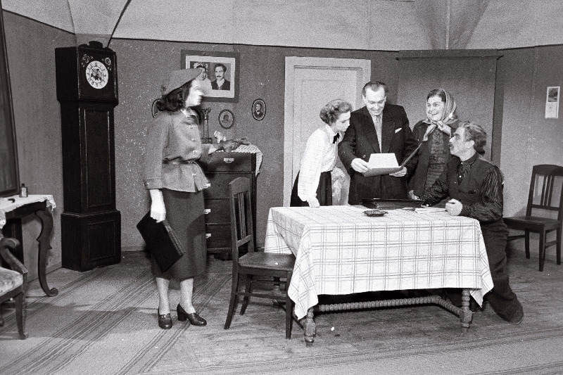 Stseen näidendi Perekondlik küsimus 3. vaatusest Ugala teatris.