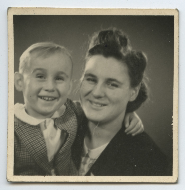 Fotoportree naisest koos väikese poisiga [Helmut Schultse naine ja poeg?]