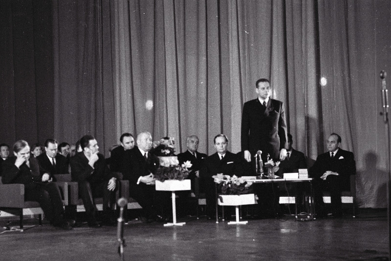 Eesti NSV rahvakirjanik Juhan Smuuli 50.sünniaastapäevale pühendatud kirjandusõhtu presiidium.