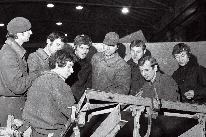 Masinatehase noortebrigaad (vasakult): Valeri Kolesnik - brigadir, Sergei Levin, Mihhail Morgunenko, Valeri Harlamov, Vladimir Settarov, Vladimir Altuhhov, Valeri Kondratjev, Enno Saporenko.