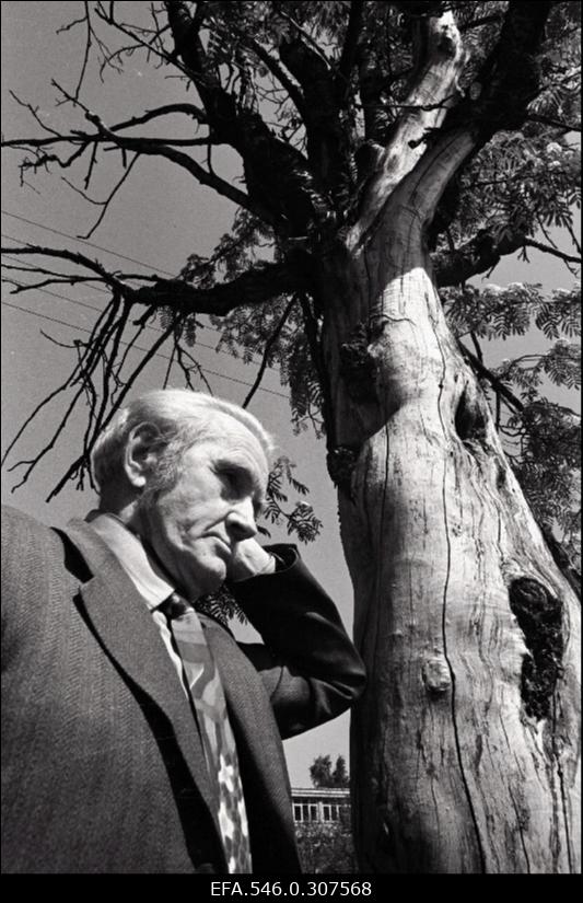 Johannes Adolf Soosaar näitab punaterroriga seotud kohti Viljandis. 1941 aastal lasti ta maha, kuid haavadest hoolimata jäi ellu .