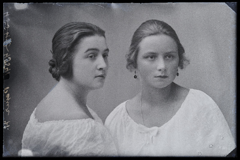 Kaks naist, (foto tellija Pajur).