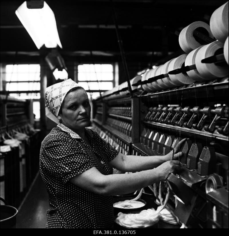 Puuvillakombinaadi "Kreenholmi Manufaktuur" Vana kudumisvabriku ketraja Niina Kirš.