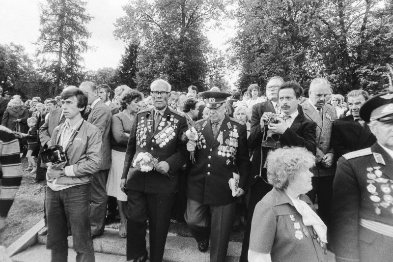Tartu vabastamise 40. aastapäeva tähistamise pidustused Raadi kalmistul.