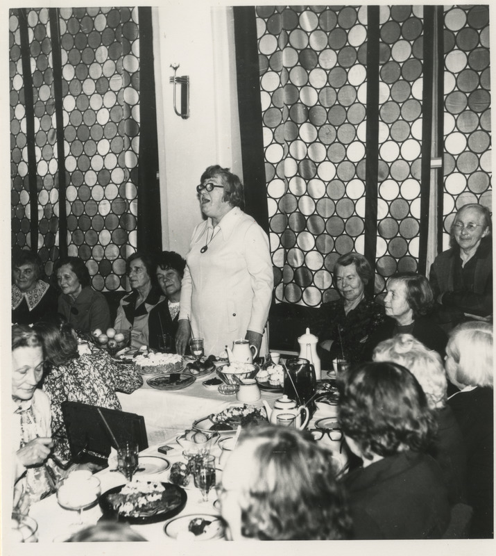 Tartu Tütarlaste Gümnaasiumi vilistlased kohvilauas. Kõneleb Gerda Marie Laugaste.