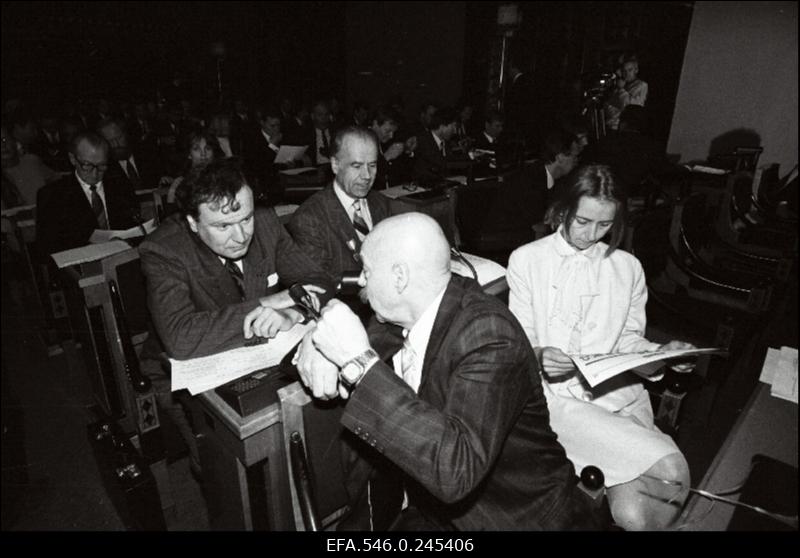 Riigikogu I istung.Esiplaanil Jüri Toomepuu, kes vestleb Rein Helmega. Rein Helme kõrval Mart Niklus.