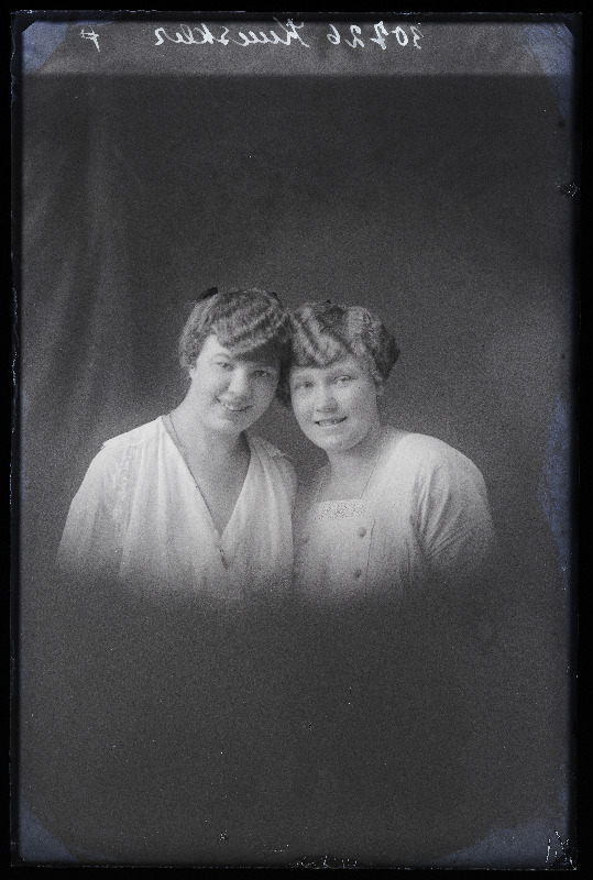 Kaks naist, (foto tellija Kuuskler).
