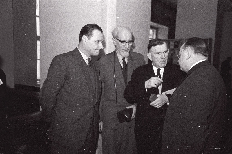 Eesti NSV Kunstnike Liidu 11. kongressist osavõtjad: (vasakult) 2. kunstnik R. Okuško Moldaavia NSV-st, NSV Liidu rahvakunstnik S. Gerassimov, EKP Keskkomitee esimene sekretär J. Käbin kongressi vaheajal vestlemas.