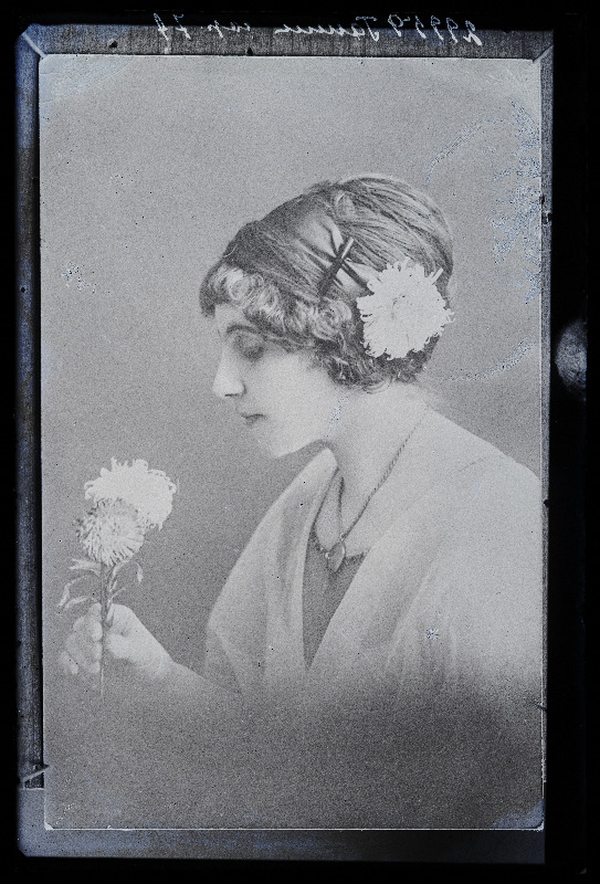 Naine lillega, (19.06.1919 fotokoopia, tellija Tamm).