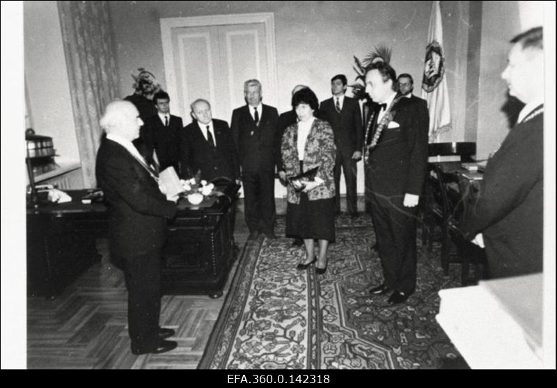 Tartu Ülikooli rektor Jüri Kärner (keskel) võtab vastu ülikooli 70.aastapäevale saabunud väliskülalisi.