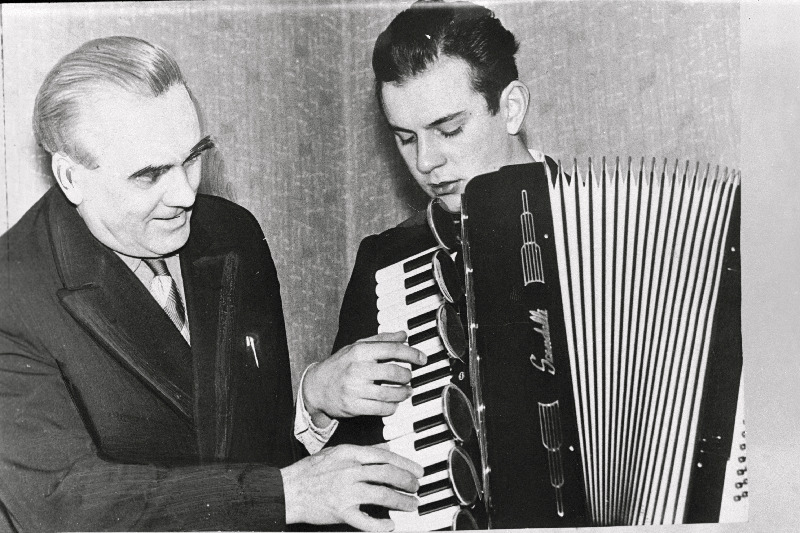 Tallinna Muusikakooli poolt Partei ja Riigikontrolli Komitee kaastöögruppi valitud eesrindlik pedagoog, Eesti NSV teeneline kunstitegelane Leopold Vigla tunnis oma õpilase Zalel Koslovskiga.