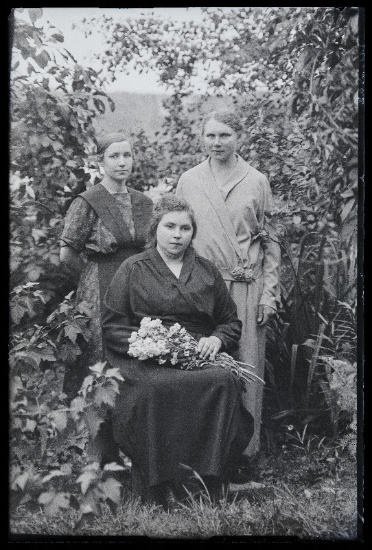 Grupp naisi aias, (negatiiv ilmutatud 05.01.1925, foto tellija Vekmann).