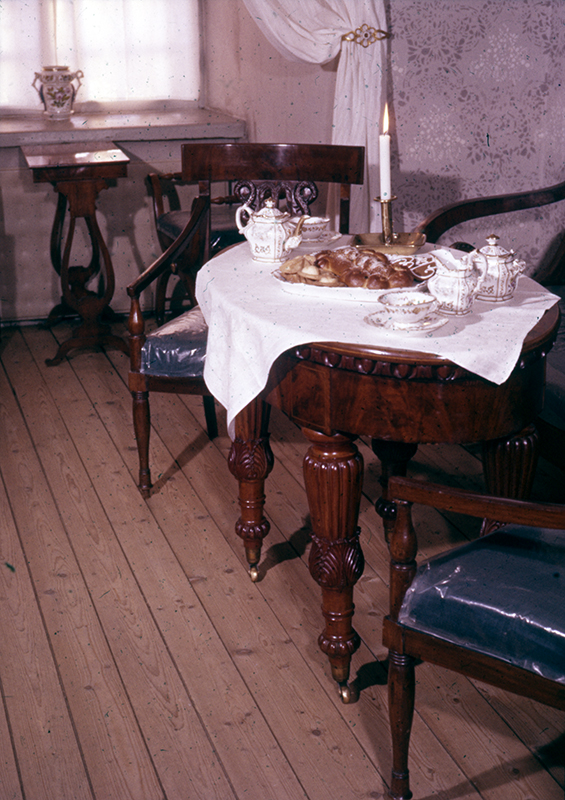Turun linna, katettu pöytä empire huoneessa; sisäkuva