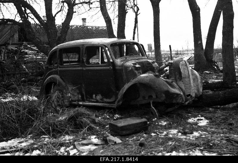 Poliitilise politsei sõiduauto vrakk Laadla külas Torgu vallas.