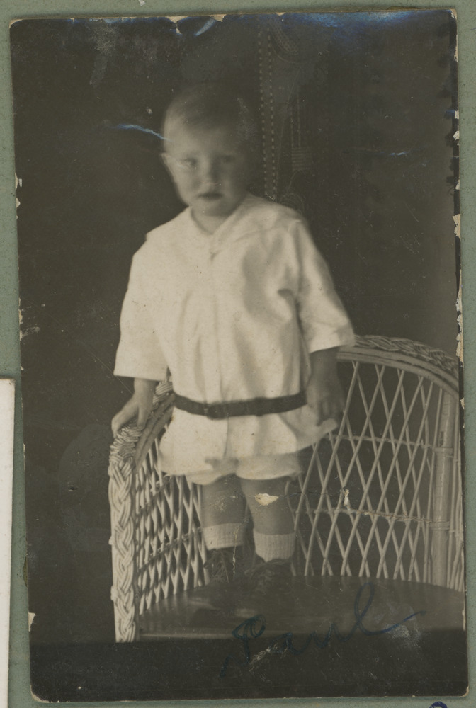 Väike Paul tugitoolil seismas